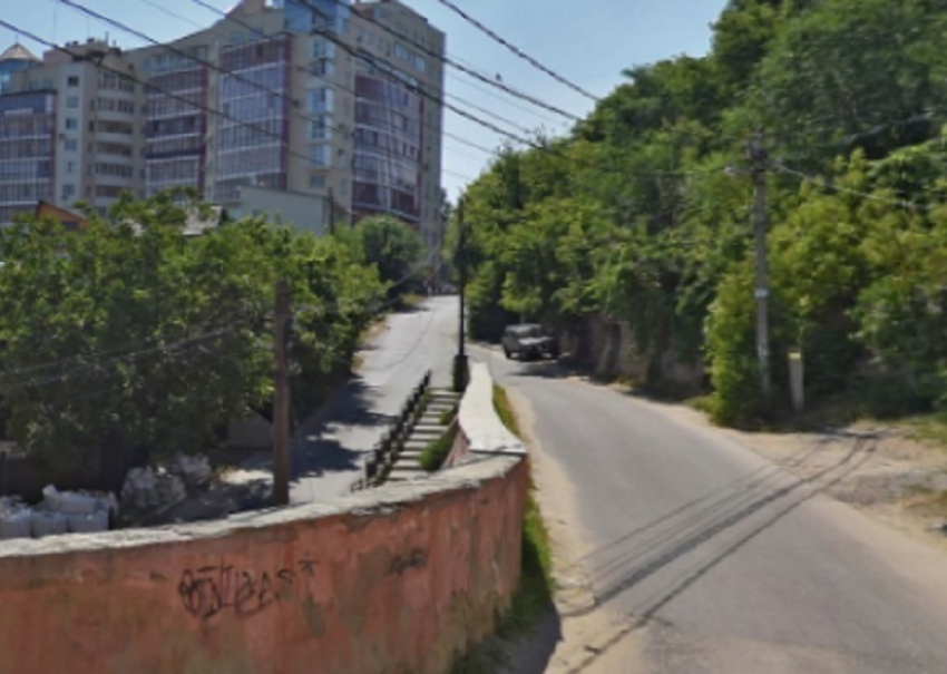 Улицу Декабристов в Воронеже перекроют из-за аварийного дерева