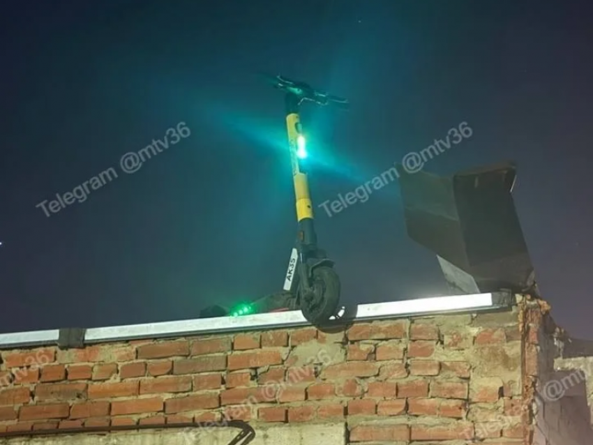 Воронежцы нашли изобретательный способ сокращения числа самокатов в городе