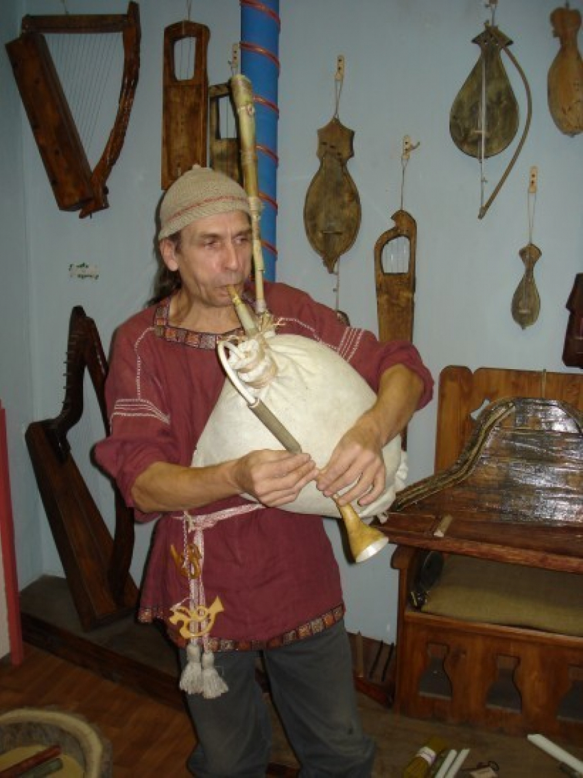 Мастер из Воронежа делает музыкальные инструменты для голливудских фильмов