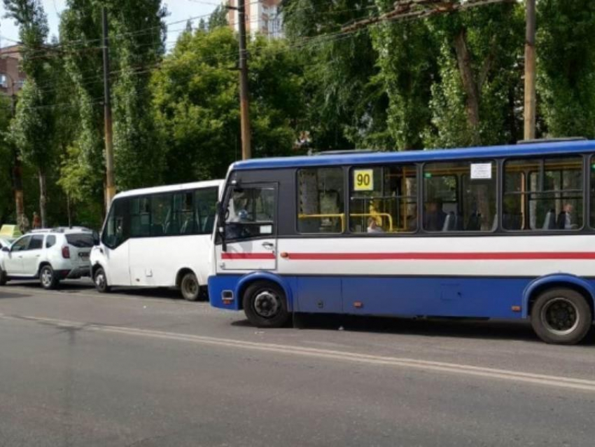 Автобус №90 сбил 16-летнюю девушку на остановке в Воронеже