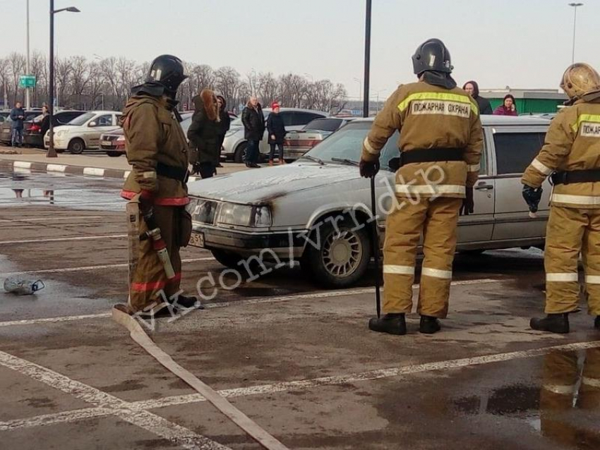 Последствия пожара на парковке воронежского ТЦ показали на фото 