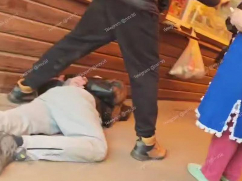 Пальба среди людей: неадекват с пистолетом устроил ЧП на рынке в Воронеже