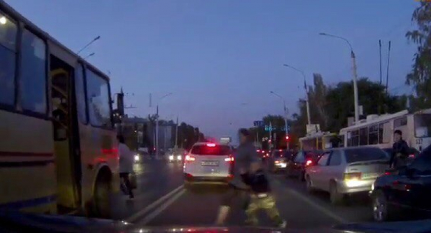 Водитель автобуса едва не лишил жизни своих пассажиров в Воронеже