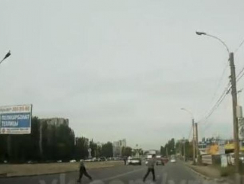 Уворот «бессмертного» пешехода от легковушки показали на видео в Воронеже