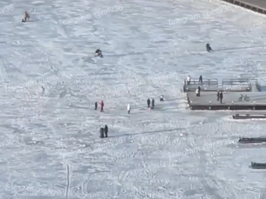 Зимние забавы бесстрашного уровня: мотоциклисты испытали на прочность воронежское водохранилище