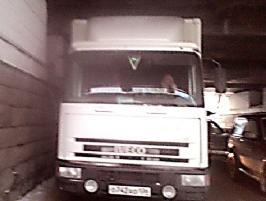 Воронежская фура парализовала движение в Омске, застряв в тоннеле  