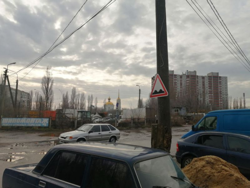 Знак-издевку на ультраразбитой дороге заметили в микрорайоне ВАИ в Воронеже