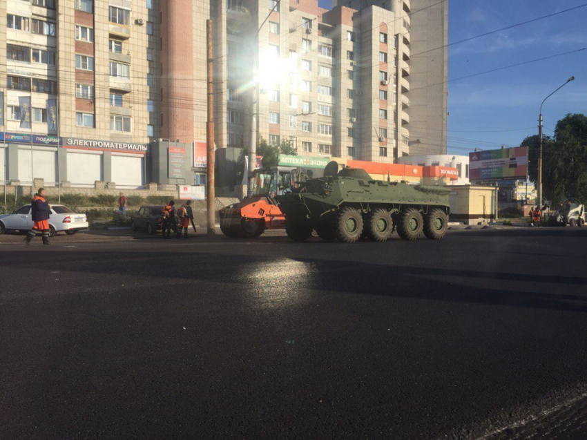 По только уложенному асфальту в Воронеже проехался БТР