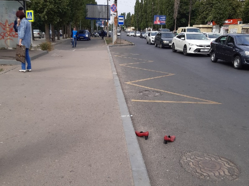 Призрачного пассажира в винтажных туфлях заметили на остановке в Воронеже