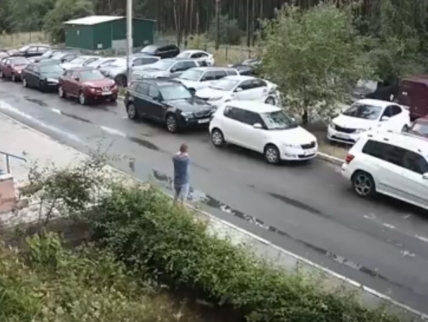 Беспечную стрельбу по машинам сняли на видео в воронежском ЖК