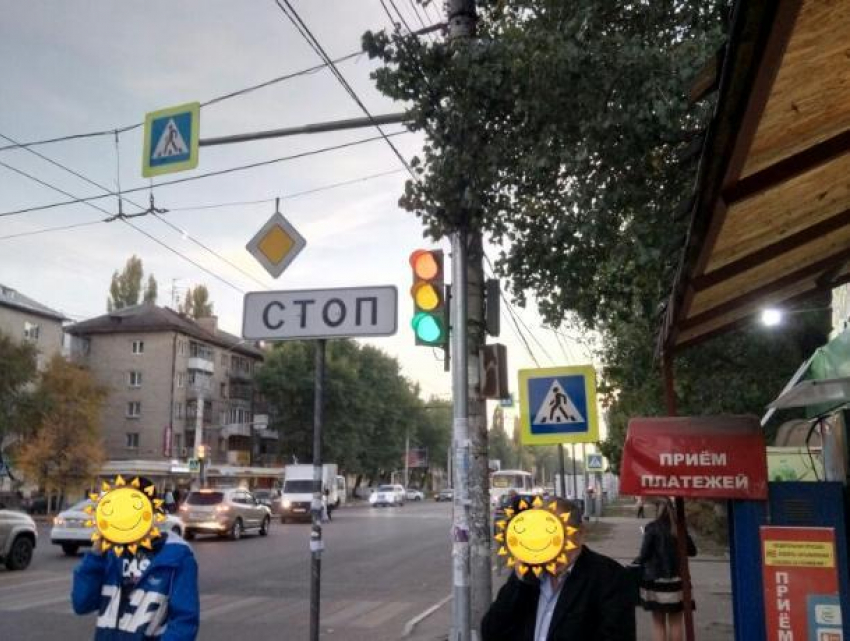 Неуверенный светофор попал на фото в Воронеже 