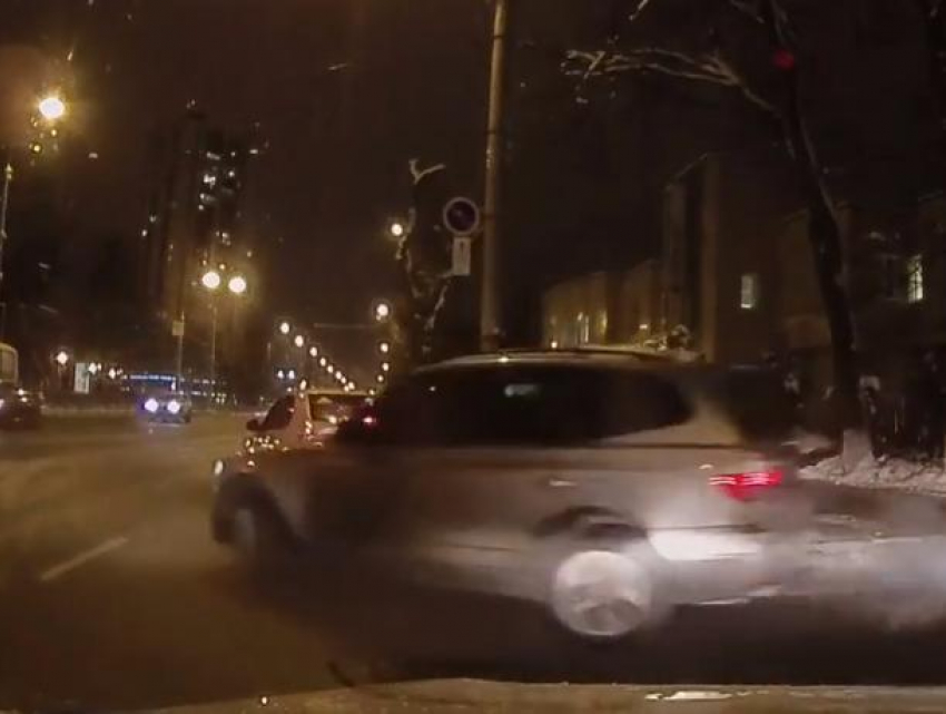 «Внимательная леди» на джипе устроила в Воронеже глупое ДТП и попала на видео