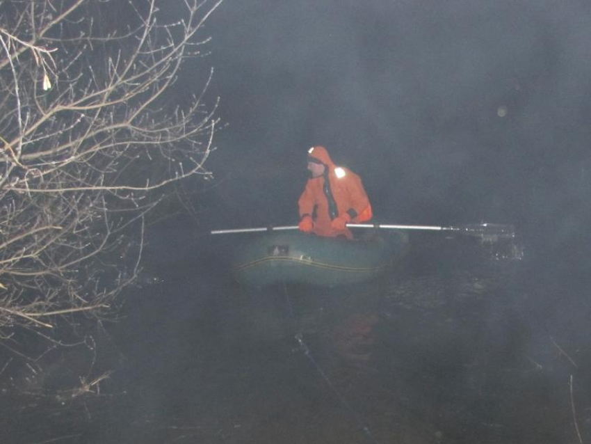 «Нива» полностью ушла под воду: спасатели вытащили мужчин, угодивших в затопленный овраг 