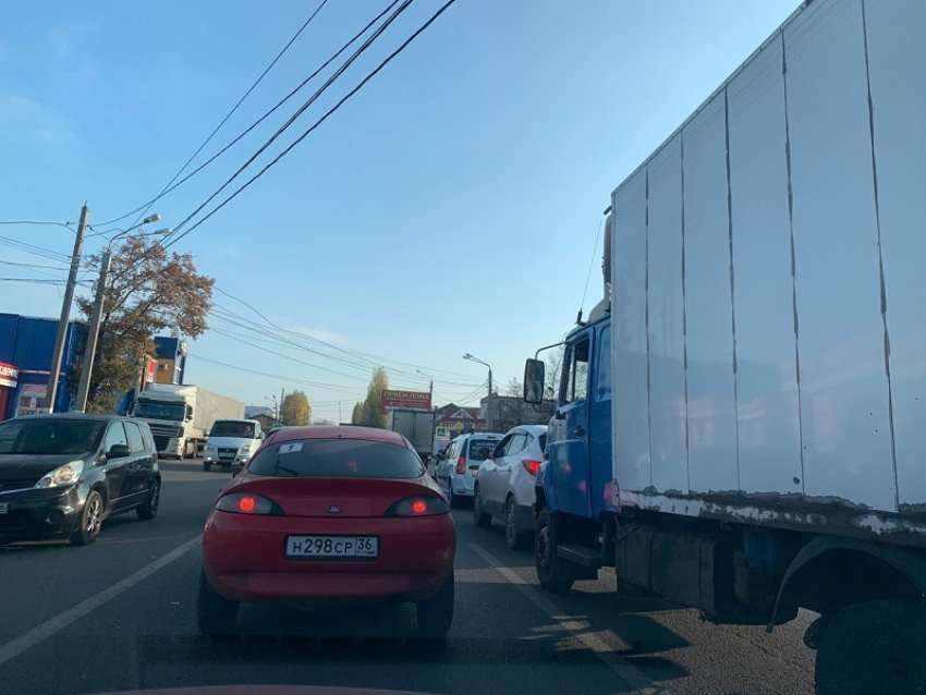 Пробки парализовали Воронеж в начале рабочей недели