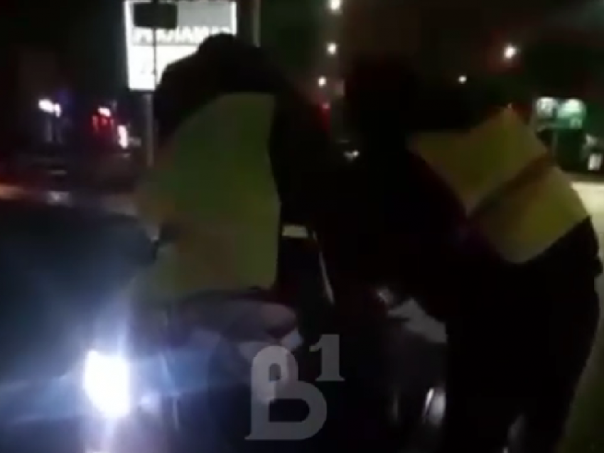 Опубликовано видео задержания пьяной автомобилистки, въехавшей в столб в Воронеже