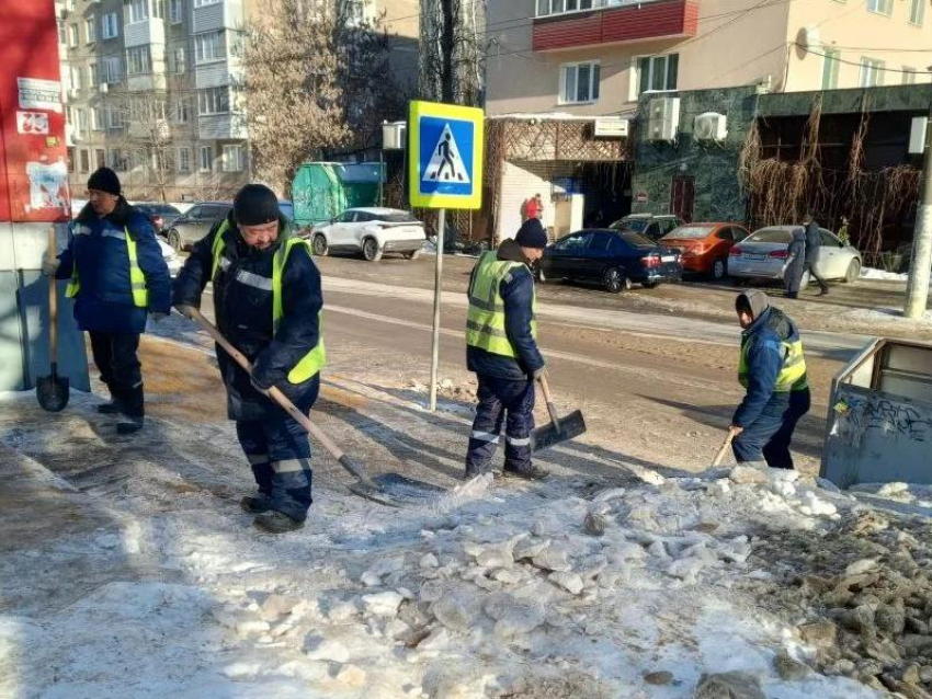 «Билет в травмпункт»: спрятанную лестницу отковыряли воронежские коммунальщики 
