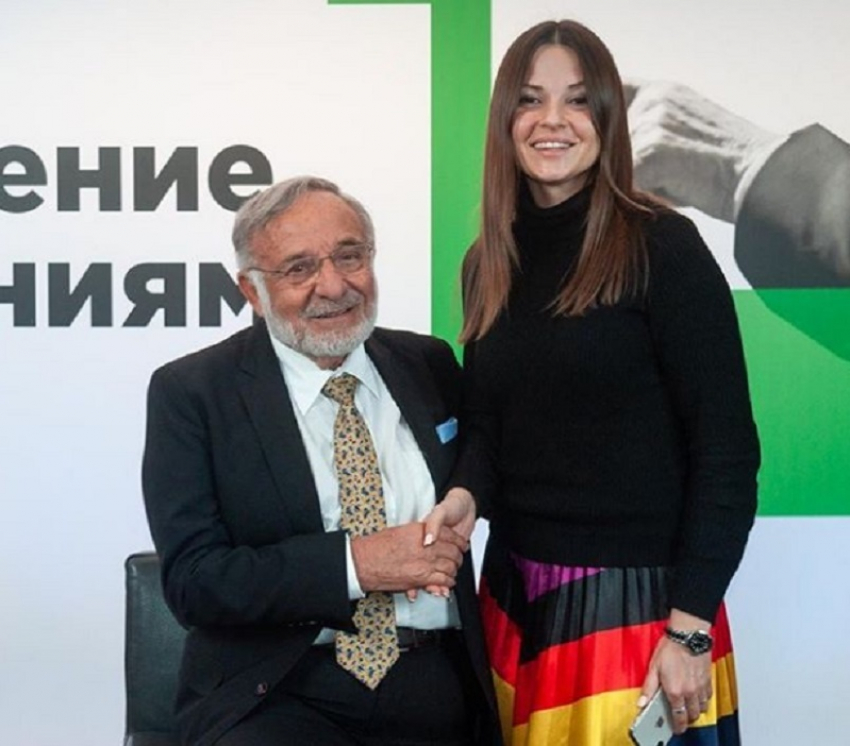 В юбке цветов немецкого флага пришла на встречу с писателем-евреем подруга Трампа 