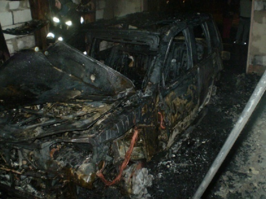 В Воронеже в Советском районе дотла сгорел гараж с иномаркой 