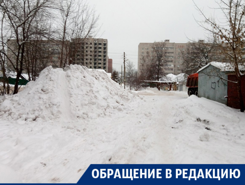 В Воронеже с платной парковки вывезли снег прямо во двор дома