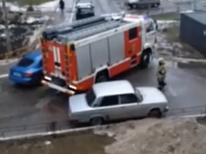 Чем ненавистен запаркованный двор для пожарных, показали в Воронеже 
