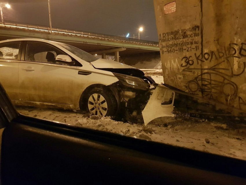 Последствия столкновения KIA с опорой Северного моста сняли в Воронеже