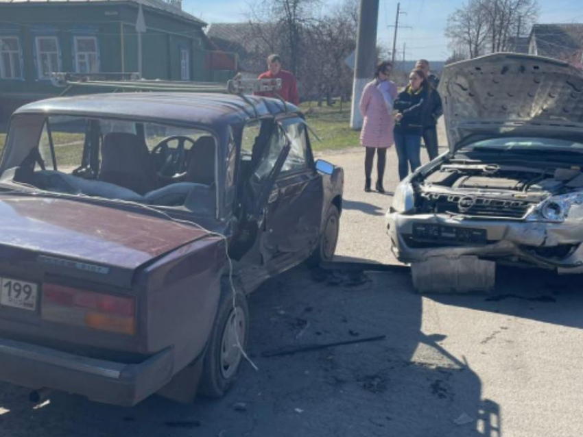 Женщина и ребенок пострадали в двойном ДТП на борисоглебском перекрестке 