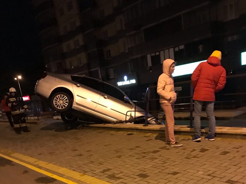 Иномарка вылетела с бетонного выступа в Воронеже
