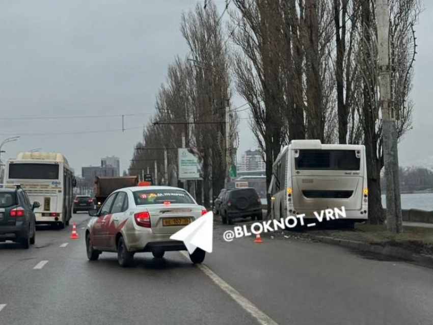 Автобус едва не свалился в водохранилище в Воронеже