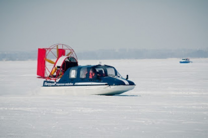 На Воронежском водохранилище под лед провалился человек