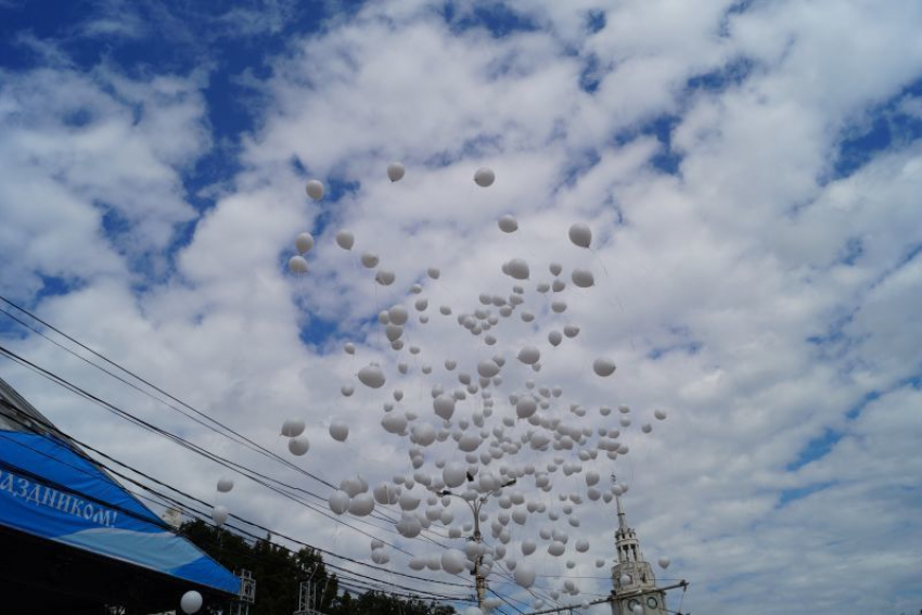 В День города Воронежа с площади Ленина выпустили 335 гелиевых шаров в память о бесланской трагедии