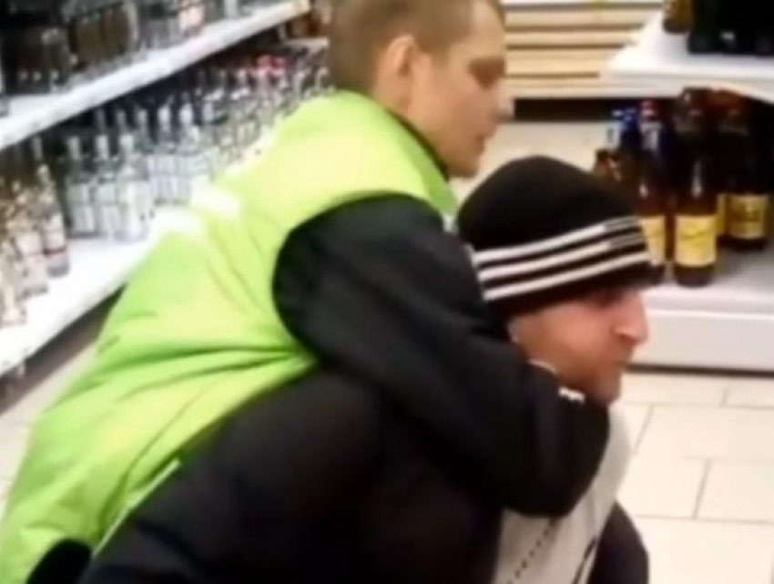 В Воронеже сняли на видео, как сотрудник «Пятерочки» избил покупателя