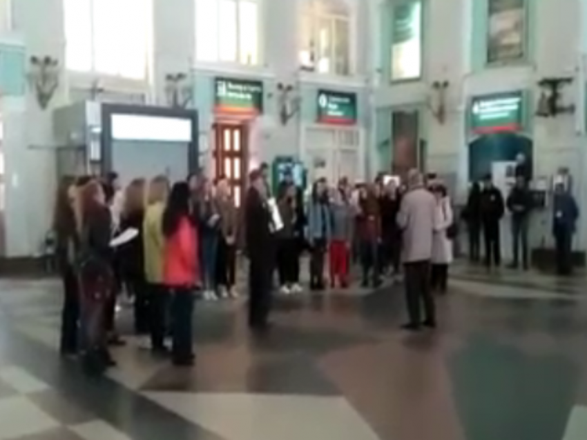 Будущие учителя превратили воронежский ж/д вокзал в концертную площадку