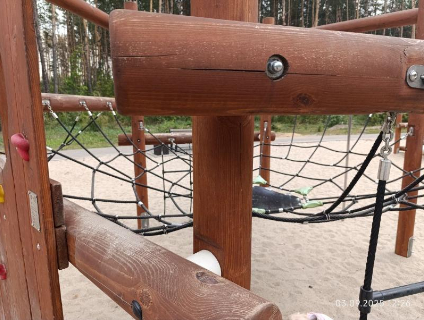 Компанию председателя воронежской ОП заставят переделывать детскую площадку