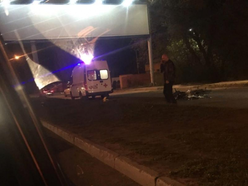 Опубликовано фото с места ДТП 15-летнего мотоциклиста и 17-летней девушки в Воронеже 