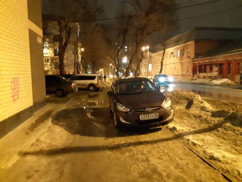 Автомобилистка дала мастер-класс по хамской парковке в Воронеже 