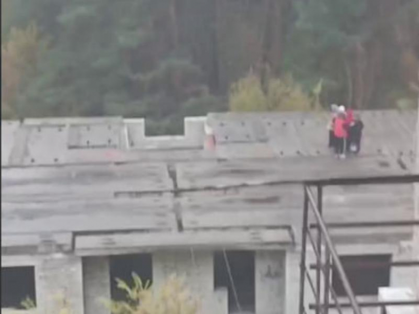 Пугающие игры детей на крыше попали на видео в Воронеже
