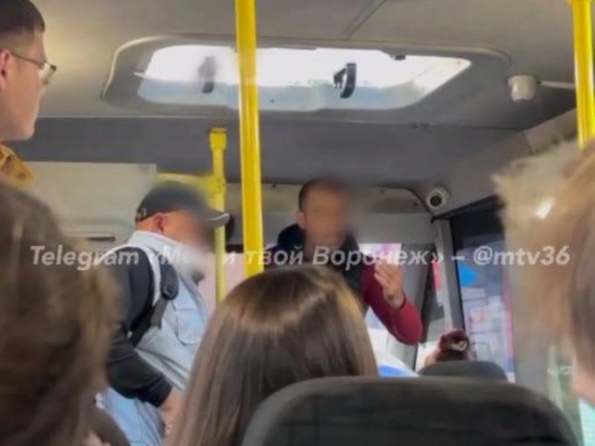 Непонятная ситуация произошла в воронежском автобусе