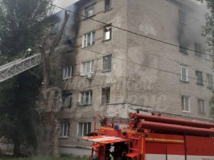Столб дыма заметили над жилым домом в Воронеже – опубликовано видео