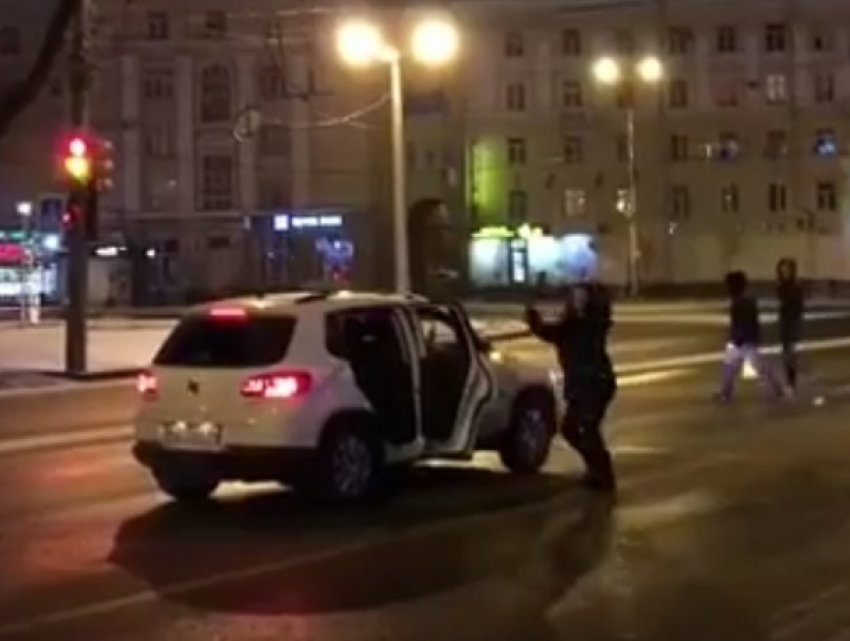 Девушка исполнила неординарный танец на дороге в центре Воронежа