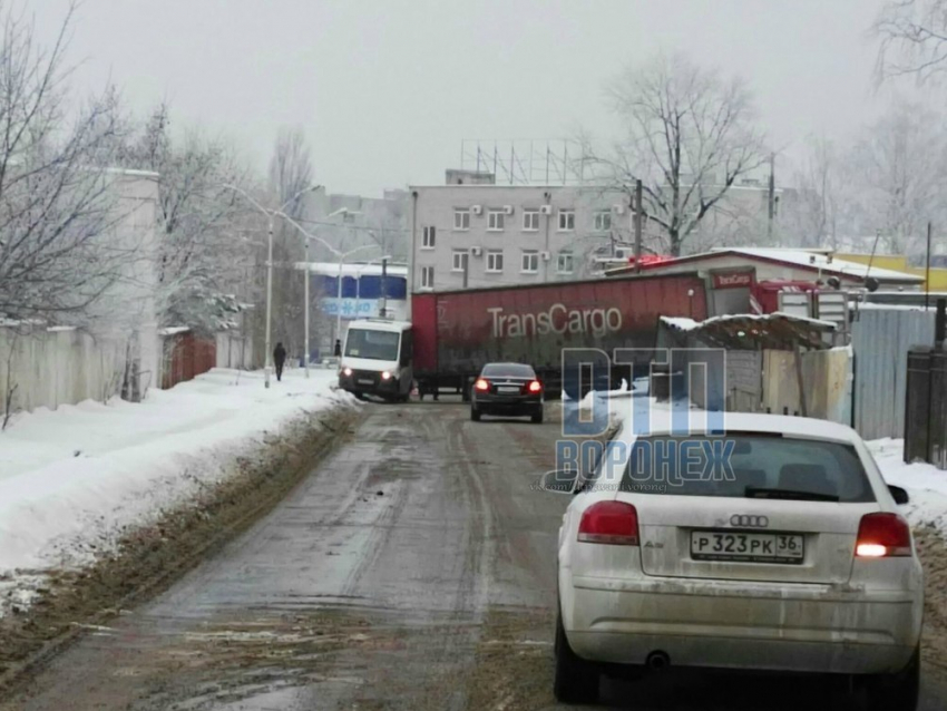 В северном микрорайоне Воронежа фура перегородила дорогу