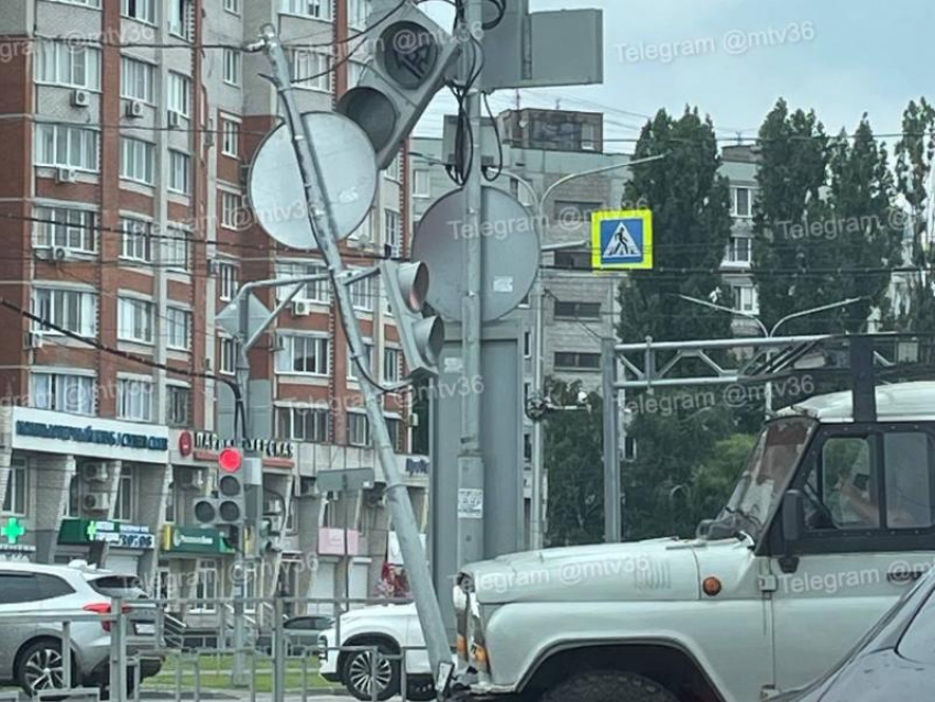 УАЗик снес два светофора на перекрестке в Воронеже – теперь там почти не проехать