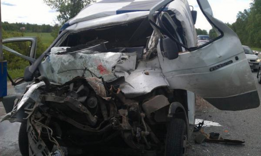 Водитель «Газели» погиб в столкновении с Volkswagen на воронежской трассе