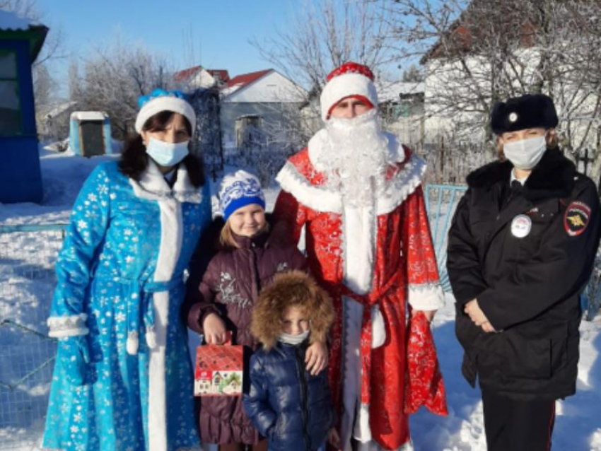Полицейский Дед Мороз осчастливил детей со сложной судьбой под Воронежем