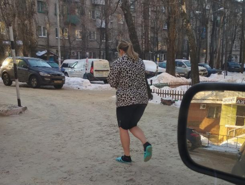 Воронежцев в мороз удивила женщина в сланцах и с голыми ногами 