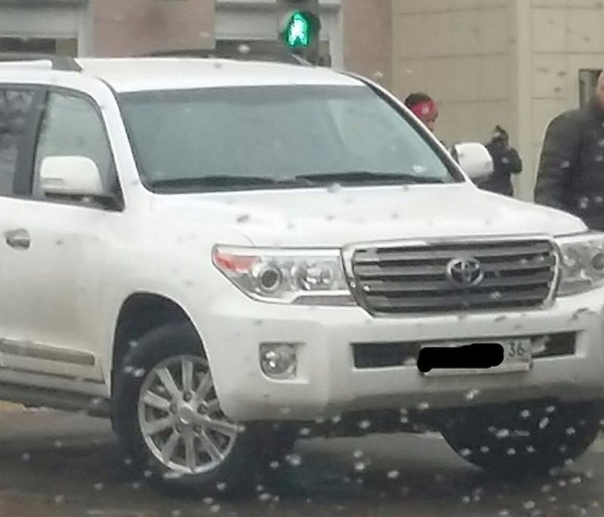 Воронежские автомобили не могли проехать по Фридриха Энгельса из-за припаркованного на перекрестке «Крузака»