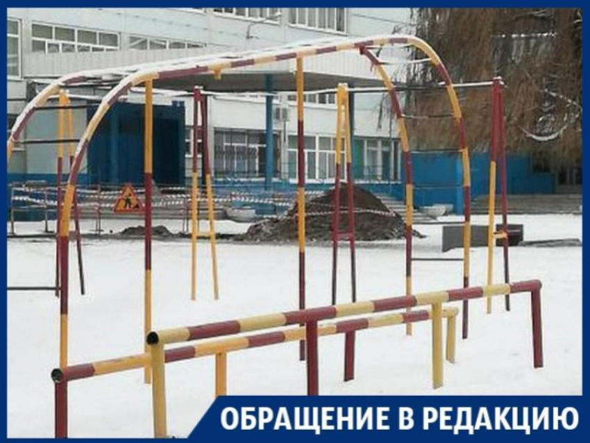 Новую опасную яму разрыли у школы воронежские коммунальщики