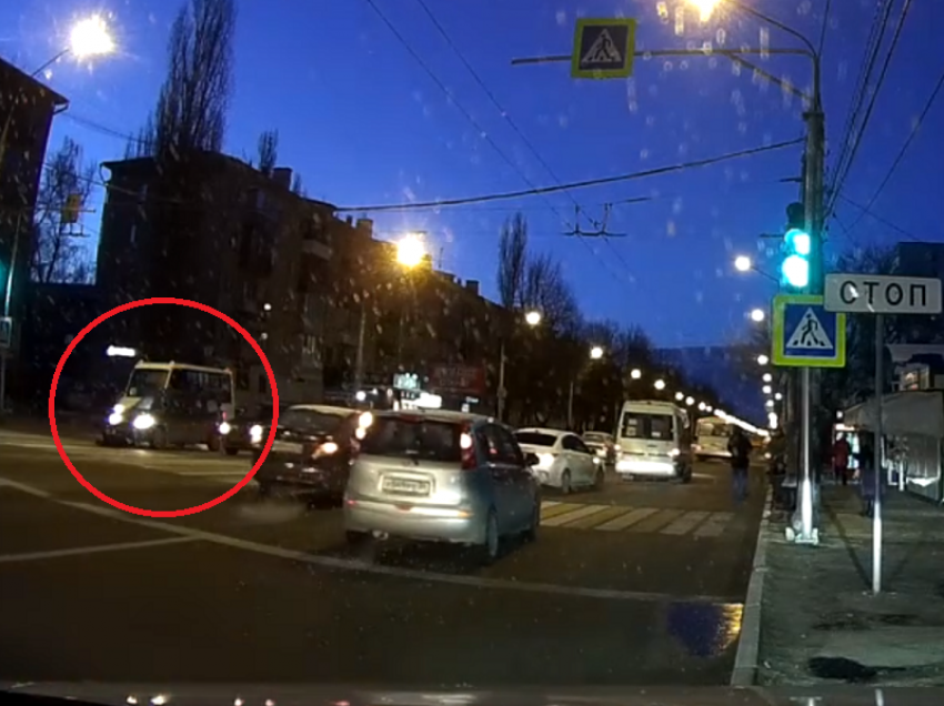 Момент наезда на пешехода попал на видео в Воронеже 