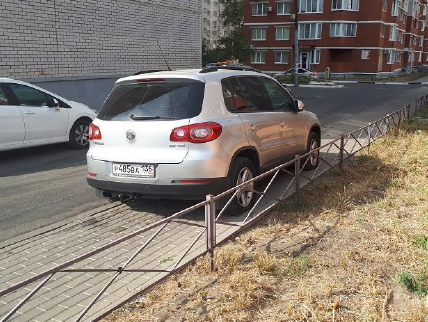 Водителя аккуратно наказали за хамскую парковку в Воронеже