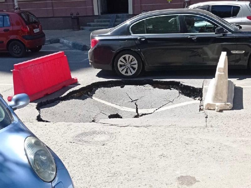 В центре Воронежа обнаружили огромную дыру в асфальте 