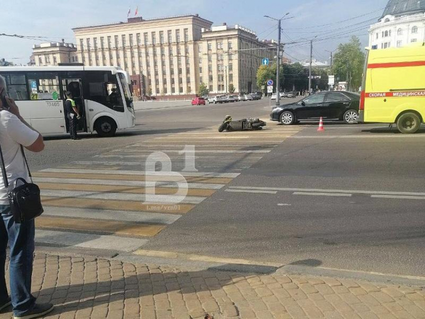 Маршрутка и мотоциклист не поделили дорогу у здания воронежского правительства 